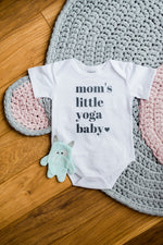 Mom's Little Yoga Baby Rövid ujjú Body